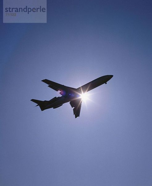 10003272  Gegenlicht  im Flug  Flugzeug  fliegen  fliegen  Jet  Jet-Flugzeug  Sonnenstrahl