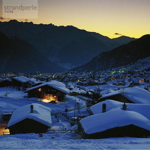 10019166  Abend  Ansicht  Chalets  beleuchtet  Europa  Verbier  Wallis  Schweiz  Winter