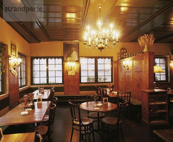 10033345  Basel  Basel  Schweiz  Europa  innerhalb  leer  Restaurant  rustikal  Beizen  Färbung  Bar  Zum Schnabel