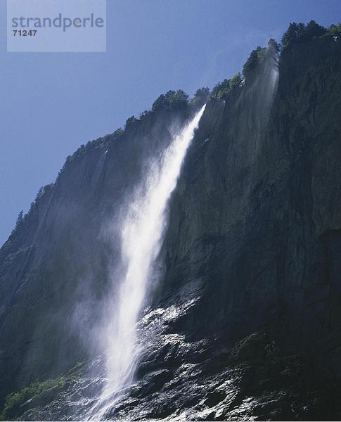 10042388  Berner Oberland  Schweiz  Europa  zurück Licht  Lauterbrunnen  Staub-Bach  Falls  Wasserfall  Wasserfall