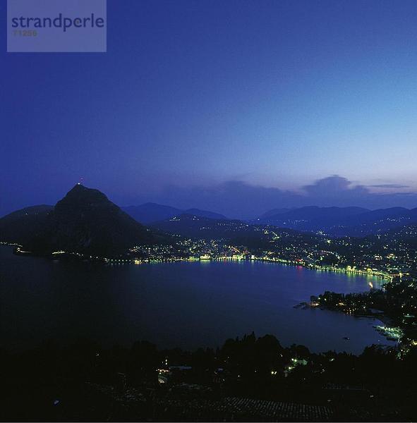 beleuchtete  10044421  Lugano  Schweiz  Europa  in der Nacht  San Salvatore  Schweiz  Europa  Kontur  Tessin  Überblick