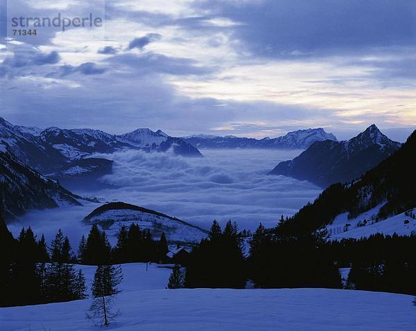 10052023  Abend  Bergpanorama  Alpen  Berge  Berner Oberland  Landschaften  Nebelmeer  Schweiz  Europa  Abenddämmerung  twili