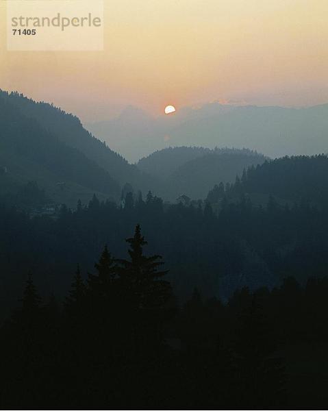 Landschaftlich schön landschaftlich reizvoll Europa Sonnenuntergang Hügel Wald Kirche Holz Kanton Graubünden Schweiz