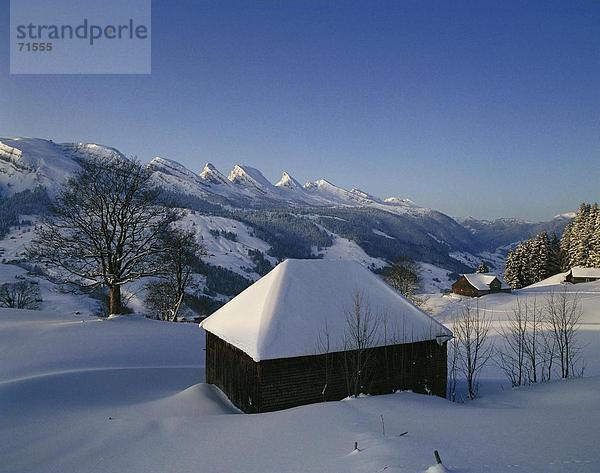 Europa Schneedecke Schnee Schweiz Holzhaus