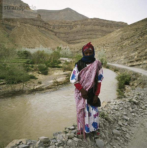 10093902  Berber Mädchen  hellen  Farben  Berber  Kind  Mädchen  Dades Gulch  hohen Atlas  Kleid  Marokko  Nordafrika  Rou