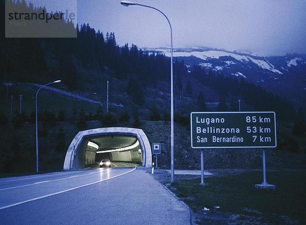 Europa Tunnel Straße Wald Holz Straßenschild Schnee Schweiz