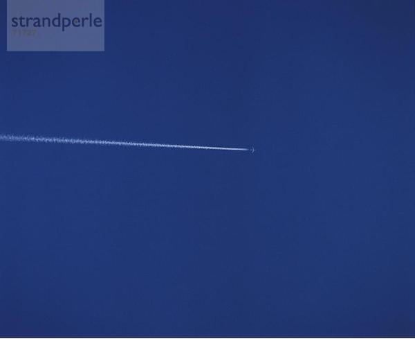 10135130  blau  Himmel  Jet  jet-Flugzeug  Flugzeug  fliegen  Kondensation Trail  weiß
