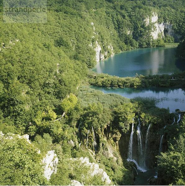 10143829  Kroatien  Luftaufnahme  Panorama  Plitvicer-See  Meer  Vegetation  Wasserfälle