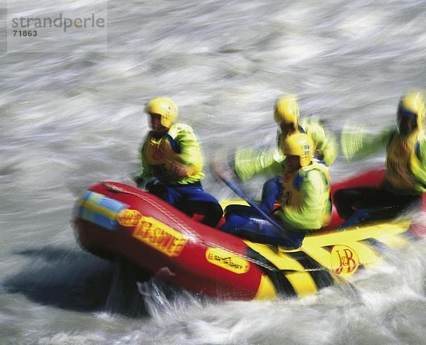 10182897  verschwommen  Besatzung  Schlauchboot  Rettungsinsel  River-Rafting  Sport  vier