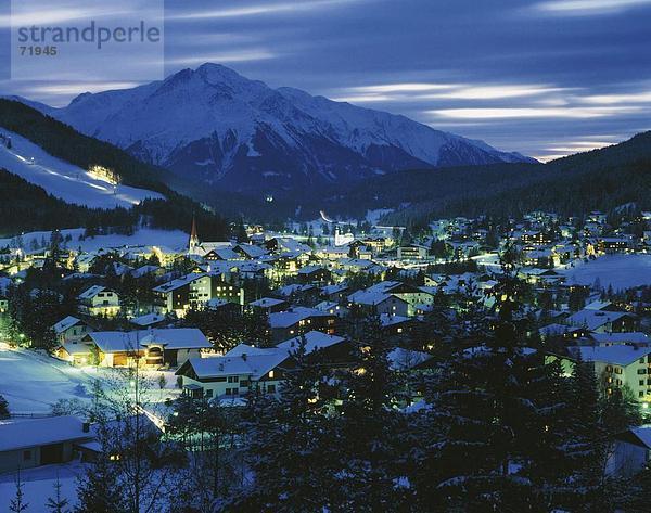 10196904  Chalets  in der Nacht  Österreich  Europa  Alpen  Seefeld  Ski Ort  Tirol  Überblick  Winter