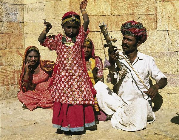 10205410  Indien  Asien  Instrument  Tool  Jaisalmer  Mädchen  Mann  Rajasthan  Street  Tanzgruppe