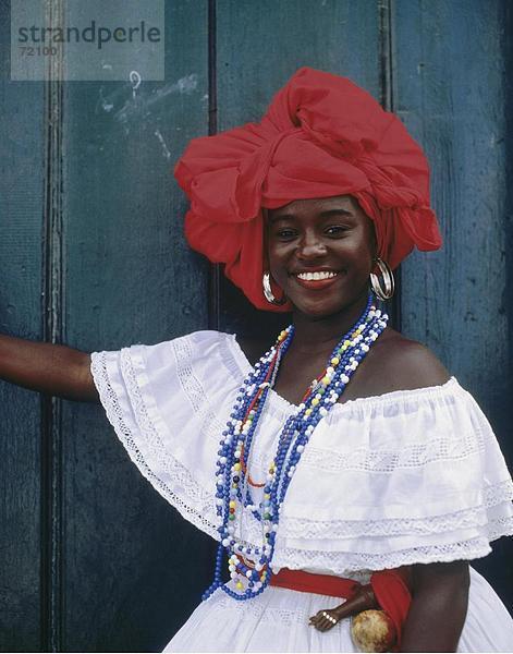 10221621  Bahiana  Frau  Brasilien  Südamerika  lachen  Porträt  Salvador Bahia  traditionelle Tracht