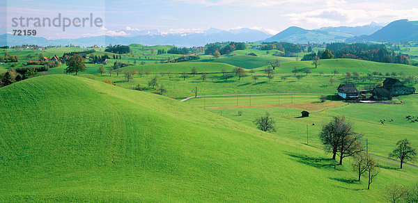 Panorama Landschaftlich schön landschaftlich reizvoll Europa Berg Hügel Bauernhof Hof Höfe Herbst Wiese Draufsicht Schweiz Kanton Zug