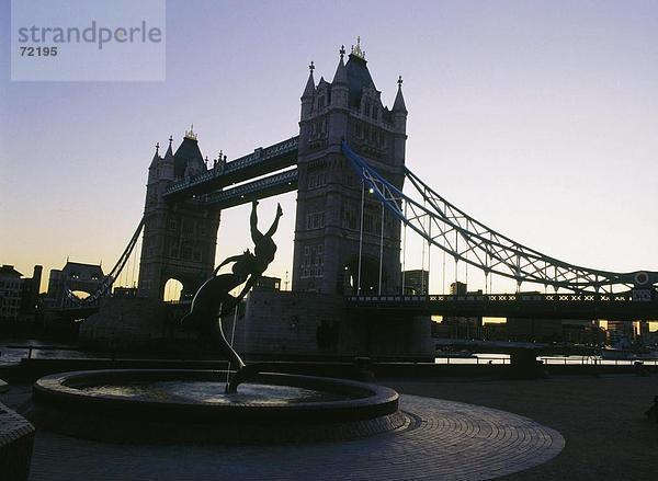10241977  Brunnen  Dämmerung  Dämmerung  England  Großbritannien  Europa  London  Quai  Tower Bridge  Konturen
