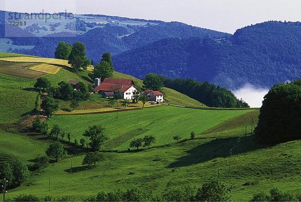 Landschaftlich schön landschaftlich reizvoll Bauernhaus Europa Hügel Draufsicht Kanton Jura Schweiz