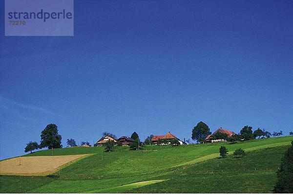 Landschaftlich schön landschaftlich reizvoll Europa Wohnhaus Baum Gebäude Hügel Wiese Emmentaler Bern Schweiz