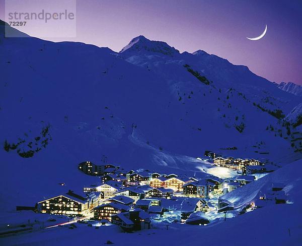 beleuchtet  10260808  Berge  Dorf  Mond  Nacht  Österreich  Europa  Überblick  Vorarlberg  Zürs am Arlberg  leuchtet