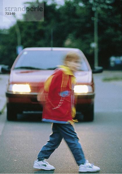 10268984  Auto  Auto  Gefahr  Gefahr  junge  Kind  jungen  unbeschwerten  Straße  Unfall  Unfall  Verkehr  Kinder  gefährliche
