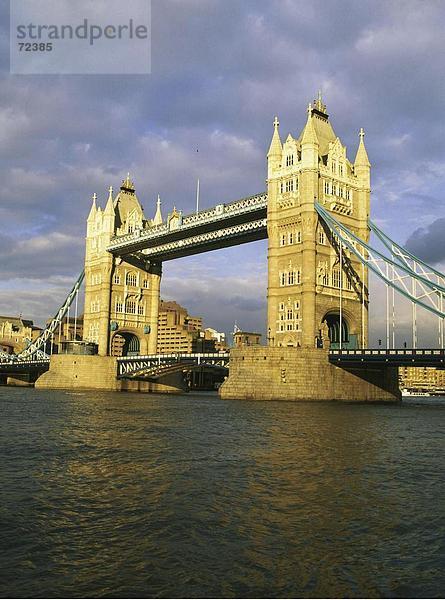 10280130  England  Großbritannien  Europa  London  Sonnenlicht auf Brücke  Thames  Tower Bridge  Wasser  Wolken  Wetter