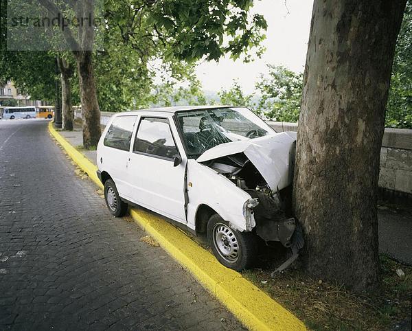 10289641  Auto  Auto  Baum  Italien  Europa  Rom  Verkehr  Straße  insgesamt Verlust  Unfall  Unfall  weiß  Kollision