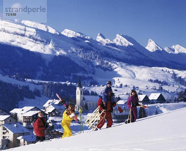 10292977  Familie  gehen Sie bis Klettern  Hill  Porträt  Schlitten  Schlitten  Ski  Snowboard  Sport  Winter