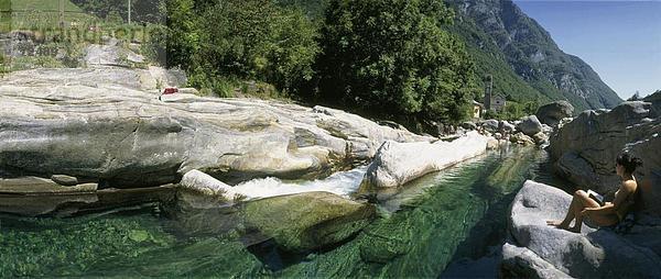 10303101  Felsen  Felsen  River  Fluss  Frau  Kirche  Lavertezzo  Menschen  Schweiz  Europa  Sit  Tessin  Tal der Verzasca