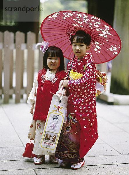 10320546  Japan  Asien  Kimonos  Porträt  Bildschirm  zwei Mädchen