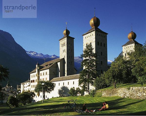 10325584  Schweiz  Europa  Wallis  Brig  Palast von Stockalper  Türme  Turm  Menschen  Fahrräder  Ruhe