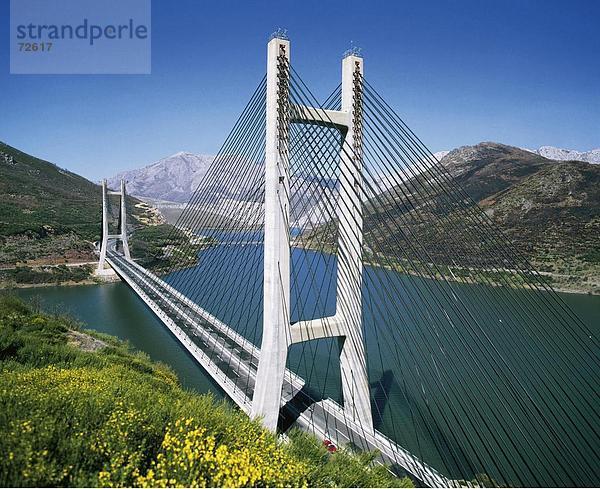 10329137  Banos de Luna  Stausee  See  Meer  Berge  Calatrava-Brücke  Provinz Leon  Spanien  Europa  Überblick