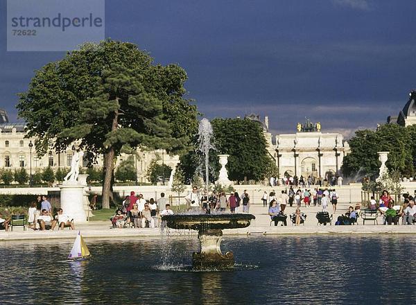 10330337  Brunnen  take it easy  entspannen  dunkel  Wolken  Wetter  Frankreich  Europa  Jardin des Tuileries  Menschen  Paris  solar-Dusche