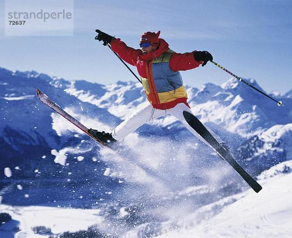 Europa Mann Ski Individualität Aktion springen Brotaufstrich Schweiz Bergpanorama