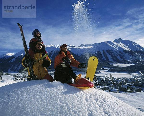 10332222  Bergpanorama  Bob  Celerina  Schweiz  Europa  Familie Porträt  Winter  Sport  Ski  Sport Urlaub