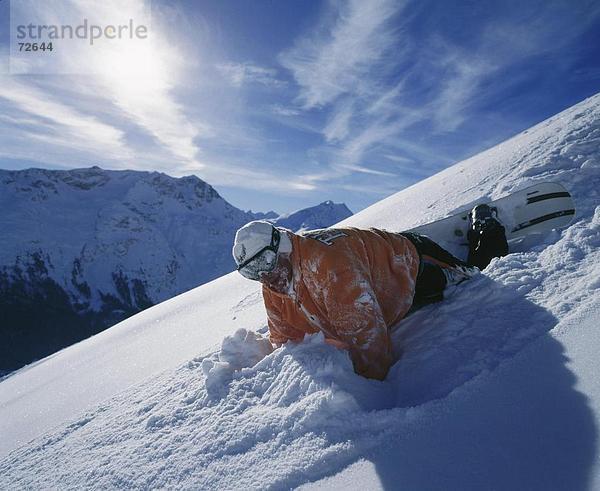 10332690  Steigung  Berg  gestürzt  Mann  Snowboard  Sonne  Saint Moritz  tiefen Schnee  fallen  Sturz  Winter  Wintersport  Spor
