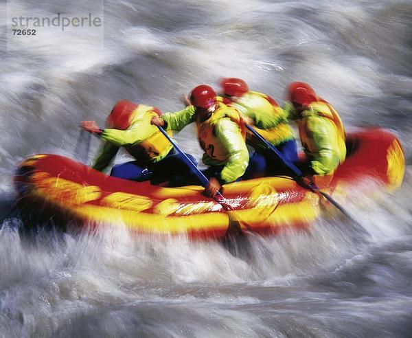 10334765  vier  Männer  Handlungen  verschwommen  River rafting  Wasser  Sport  Sport  Schlauchboot  Rettungsinsel  Strom