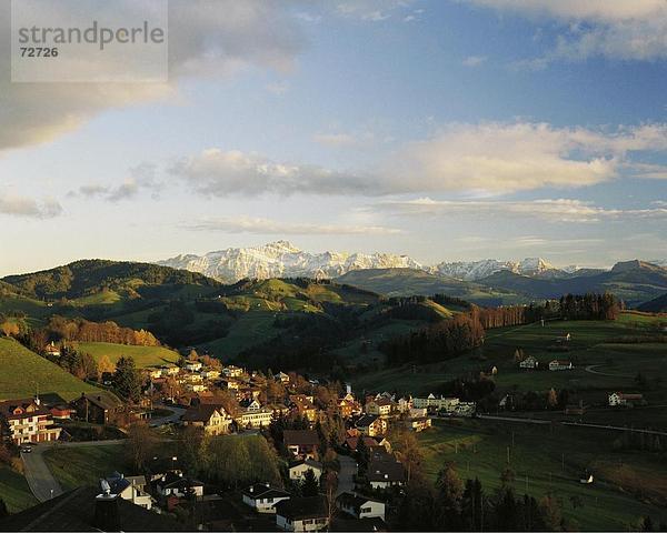 Landschaftlich schön landschaftlich reizvoll Europa Wolke Wohnhaus Gebäude Hügel Abenddämmerung Schweiz Wetter