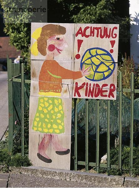 10379030  malte Achtung  Kinder  Schweiz  Europa  Straßenschild  Unfall  Unfall  Unfallverhütung  Schilder  Schild