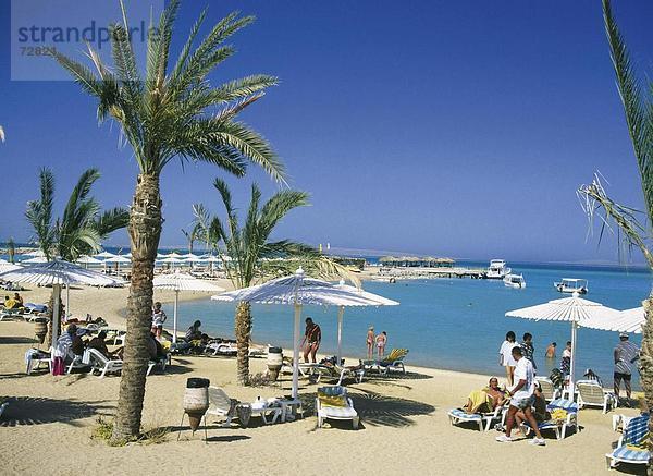 10380057  Ägypten  Nordafrika  Strand  Hilton Hotel  Hurghada  Palmen  Sonnenschirme  Menschen  Strandurlaub