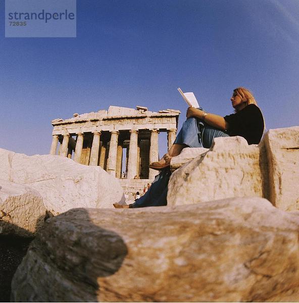 10384319  Akropolis  Athen  Dämmerung  Dämmerung  Frau  Griechenland  lesen  sitzen  Tempel  antike  antike