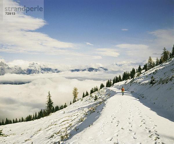 10405576  Frau  Österreich  Europa  Rucksack  Salzburg  Spaziergang  walking  Berge  Alpen  Alpen  Meer der Wolken  Nebelmeer  walking