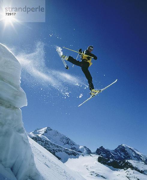 10409380  Bernina  dynamisch  Graubünden  Graubünden  Mann  Persgletscher  Schweiz  Europa  Ski  Ski-Akrobatik  Sprung  Strahlen  bea