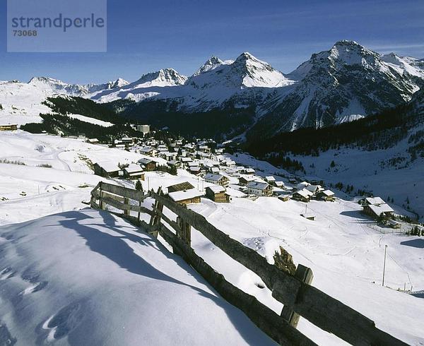 10449515  Arosa  Berge  Dächer  Dorf  Graubünden  Graubünden  Schnee  Schweiz  Europa  Überblick  Winter  Zaun