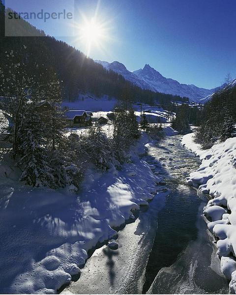 Landschaftlich schön landschaftlich reizvoll Europa Berg Wald fließen Fluss Holz Alpen Sonne Schweiz