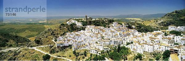 Landschaftlich schön landschaftlich reizvoll Europa Wohnhaus Gebäude weiß Draufsicht Andalusien Casares Bergdorf Spanien