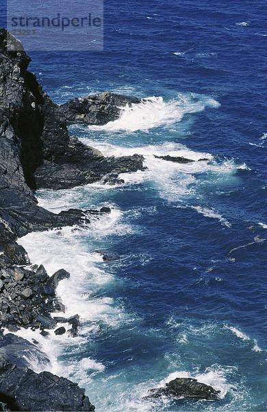 10479498  Landschaft  Surfen  Wellen  Felsen  Felsen  Katalonien  Meer  schwarz  Spanien  Europa  Steilküste