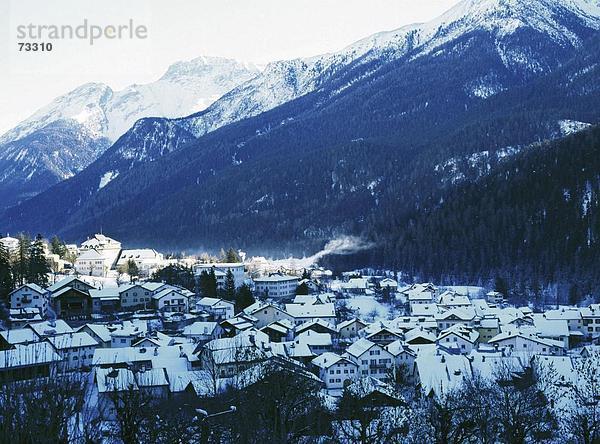 10487924  Bergpanorama  Dorfblick  Graubünden  Graubünden  Schweiz  Europa  morgen  Schnee  Scuol  Stimmung  Winter