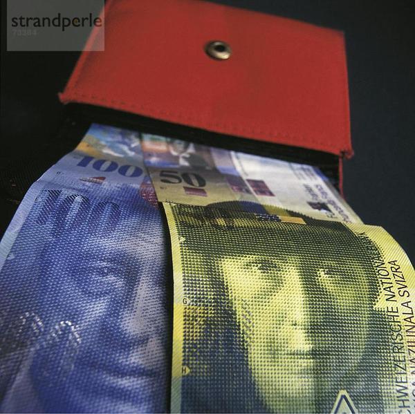 10499092  Banknoten  Rechnungen  Geld  öffnen  Geldbörse  rot  Schweiz  Europa  Währung  Finanzen