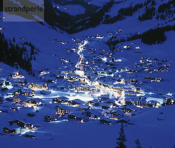 10499100  Beleuchtung  Dorf  Lech am Arlberg  in der Nacht  Österreich  Europa  Überblick  Vorarlberg  Winter