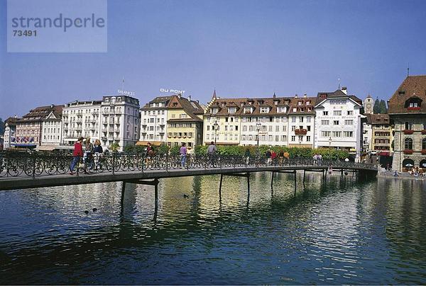 10505022  alte  Eisen-Brücke  Stadt  City  Luzern  Fußgänger  Passanten  Schuhmacher-Brücke  Schweiz  Europa