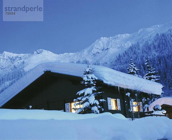 beleuchtet Europa Berg Wohnhaus Chalet Alpen Landhaus Kanton Graubünden Schweiz