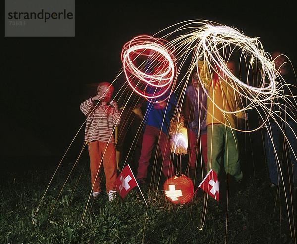10533397  August  zuerst  Familienfeier  Feuerwerk  Licht  Effekt  Kinder  Buddhabildern  leuchtende Titel  Schweiz  Europ